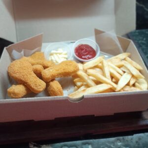 Patitas de pollo con papas fritas